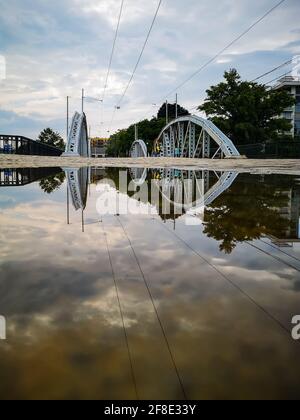 Wroclaw, Pologne - juin 7 2020 : pont de Mieszczanski avec rails de tram reflétés dans la flaque Banque D'Images