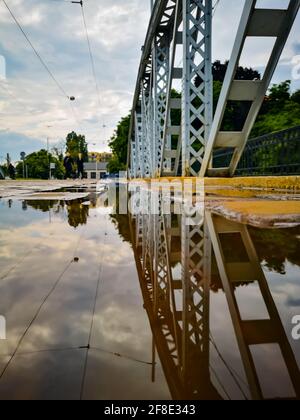 Wroclaw, Pologne - juin 7 2020 : pont de Mieszczanski avec rails de tram reflétés dans la flaque Banque D'Images