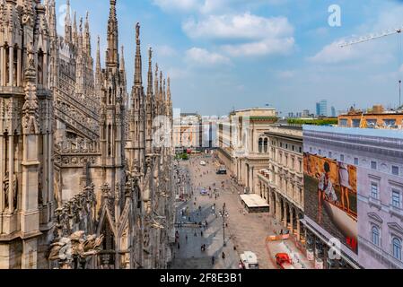 MILAN, ITALIE, 19 JUILLET 2019: Rue au centre de Milan vue de la cathédrale Duomo, Italie Banque D'Images