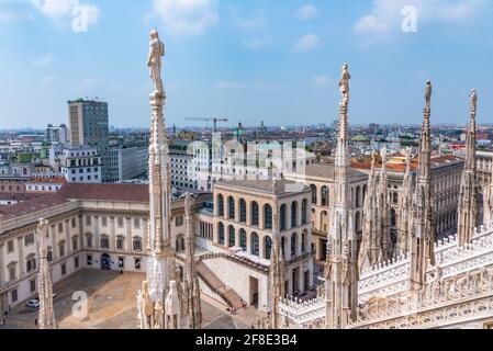 MILAN, ITALIE, 19 JUILLET 2019: Rue au centre de Milan vue de la cathédrale Duomo, Italie Banque D'Images