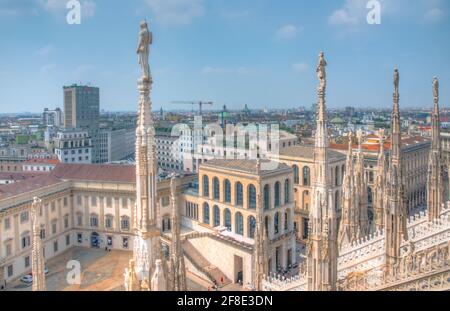 MILAN, ITALIE, 19 JUILLET 2019: Rue au centre de Milan vue de la cathédrale Duomo, Italie Banque D'Images