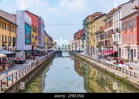 MILAN, ITALIE, 19 JUILLET 2019: Naviglio Pavese canal dans le centre de Milan est un quartier populaire avec des bars et des restaurants, Italie Banque D'Images