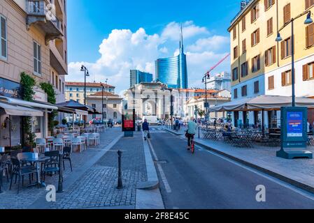 MILAN, ITALIE, 19 JUILLET 2019 : vue sur une rue animée menant à Porta Garibaldi dans le centre de Milan, Italie Banque D'Images