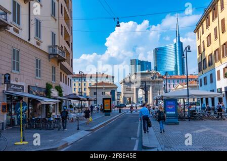 MILAN, ITALIE, 19 JUILLET 2019 : vue sur une rue animée menant à Porta Garibaldi dans le centre de Milan, Italie Banque D'Images