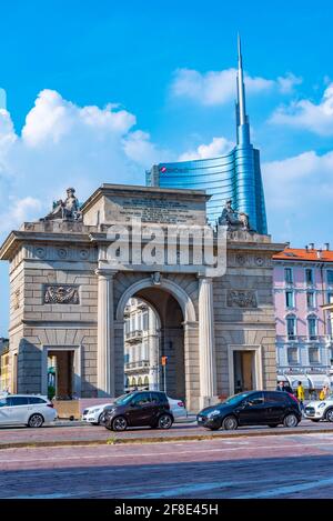 MILAN, ITALIE, 19 JUILLET 2019 : vue sur une rue animée menant à Porta Garibaldi dans le centre de Milan, Italie Banque D'Images