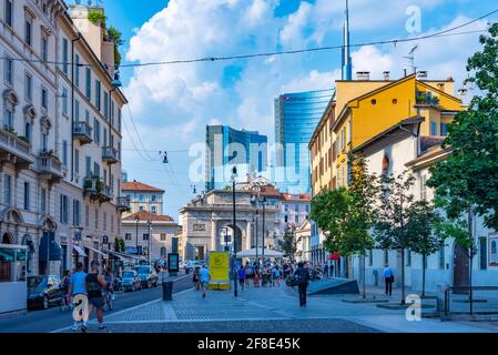 MILAN, ITALIE, 19 JUILLET 2019 : vue sur une rue animée menant à Porta Garibaldi dans le centre de Milan, Italie Banque D'Images