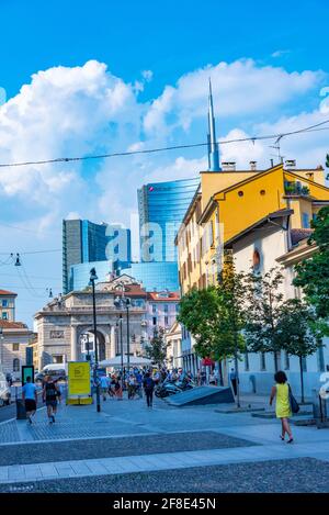 MILAN, ITALIE, 19 JUILLET 2019 : vue sur une rue animée menant à Porta Garibaldi dans le centre de Milan, Italie Banque D'Images