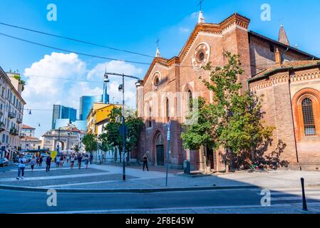 MILAN, ITALIE, 19 JUILLET 2019 : vue sur une rue animée menant à Porta Garibaldi dans le centre de Milan, Italie Banque D'Images