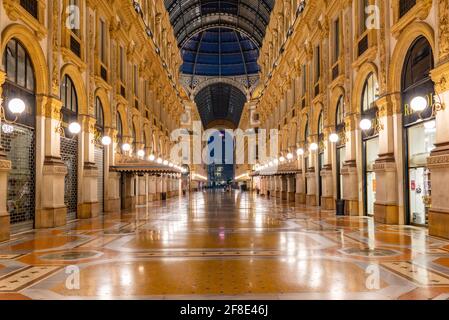 MILAN, ITALIE, 20 JUILLET 2019: Vue de nuit de la galerie vide Vittorio Emanuele II à Milan, Italie Banque D'Images