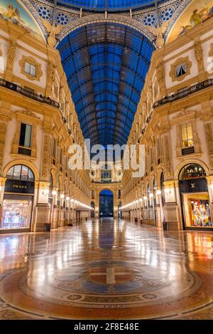 MILAN, ITALIE, 20 JUILLET 2019: Vue de nuit de la galerie vide Vittorio Emanuele II à Milan, Italie Banque D'Images