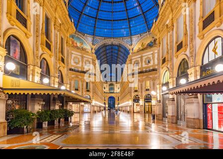 MILAN, ITALIE, 20 JUILLET 2019: Vue de nuit de la galerie vide Vittorio Emanuele II à Milan, Italie Banque D'Images