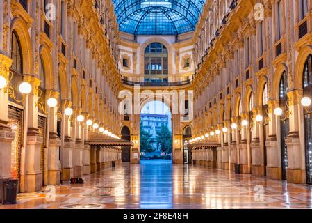 MILAN, ITALIE, 20 JUILLET 2019: Vue de nuit de la galerie vide Vittorio Emanuele II à Milan, Italie Banque D'Images