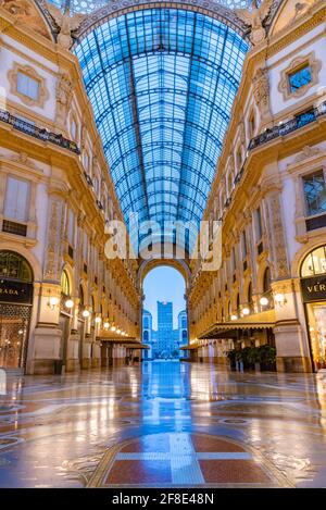 MILAN, ITALIE, 20 JUILLET 2019: Vue de nuit de la galerie vide Vittorio Emanuele II à Milan, Italie Banque D'Images