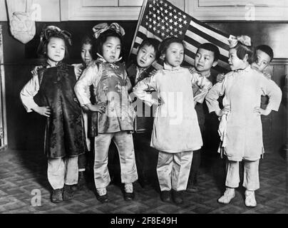 Les enfants chinois préparent la célébration junior de la Croix-Rouge pour l'anniversaire d'Abraham Lincoln, public School 108, Mott Street, Chinatown, New York City, New York, États-Unis, American National Red Cross Collection, 29 janvier 1920 Banque D'Images