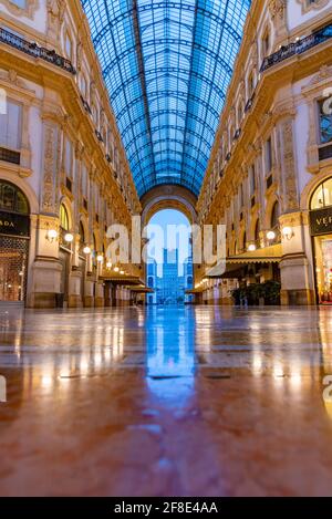 MILAN, ITALIE, 20 JUILLET 2019: Vue de nuit de la galerie vide Vittorio Emanuele II à Milan, Italie Banque D'Images