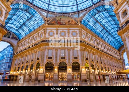 MILAN, ITALIE, 20 JUILLET 2019: Vue de nuit de la galerie vide Vittorio Emanuele II à Milan, Italie Banque D'Images