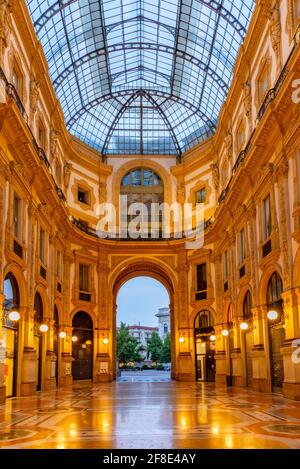 MILAN, ITALIE, 20 JUILLET 2019: Vue de nuit de la galerie vide Vittorio Emanuele II à Milan, Italie Banque D'Images