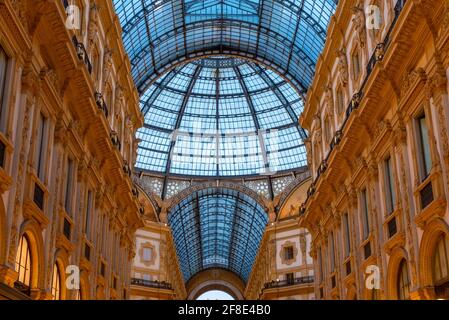 MILAN, ITALIE, 20 JUILLET 2019: Vue de nuit de la galerie vide Vittorio Emanuele II à Milan, Italie Banque D'Images