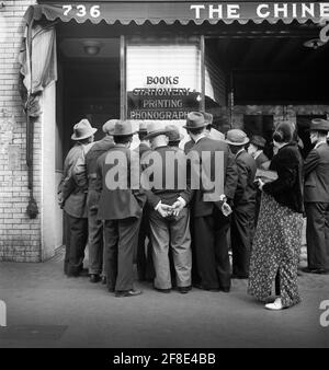 Groupe d'hommes chinois lisant des nouvelles de la capitulation de Canton aux Japonais, Chinatown, San Francisco, Californie, Etats-Unis, Dorothea Lange, Bureau américain d'information sur la guerre, novembre 1938 Banque D'Images