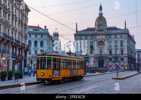 MILAN, ITALIE, 20 JUILLET 2019 : vue au lever du soleil sur la place Cordusio à Milan, Italie Banque D'Images