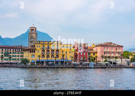 RIVA DEL GARDA, ITALIE, 22 JUILLET 2019 : promenade au bord du lac à Riva del Garda en Italie Banque D'Images
