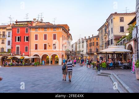 DESENZANO DEL GARDA, ITALIE, 23 JUILLET 2019: Les gens se promenent sur la Piazza Giuseppe Malvezzi à Desenzano del Garda en Italie Banque D'Images