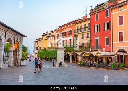 DESENZANO DEL GARDA, ITALIE, 23 JUILLET 2019: Les gens se promenent sur la Piazza Giuseppe Malvezzi à Desenzano del Garda en Italie Banque D'Images