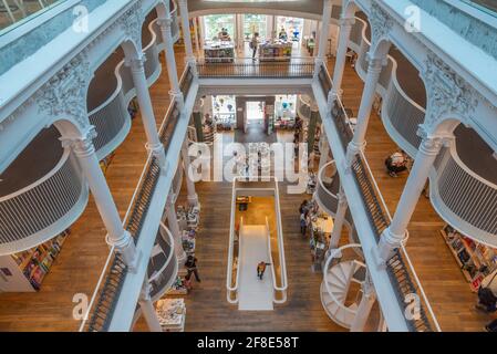 BUCAREST, ROUMANIE, 28 JUILLET 2019 : librairie Carturesti Carusel dans le centre de Bucarest, Roumanie Banque D'Images