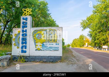 TCHERNOBYL, UKRAINE, 30 AOÛT 2019 : panneau d'entrée du village de Tchernobyl en Ukraine Banque D'Images