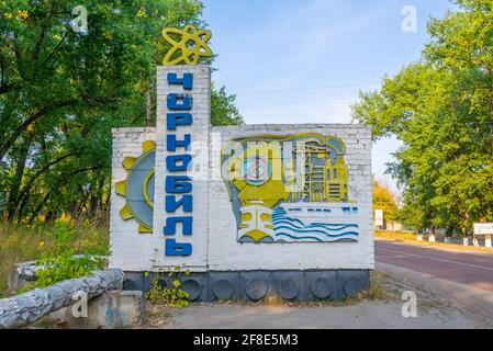 TCHERNOBYL, UKRAINE, 30 AOÛT 2019 : panneau d'entrée du village de Tchernobyl en Ukraine Banque D'Images