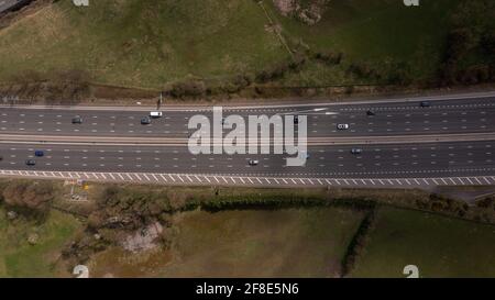 Vue aérienne de la M62 en direction de Leeds, West Yorkshire, Royaume-Uni Banque D'Images