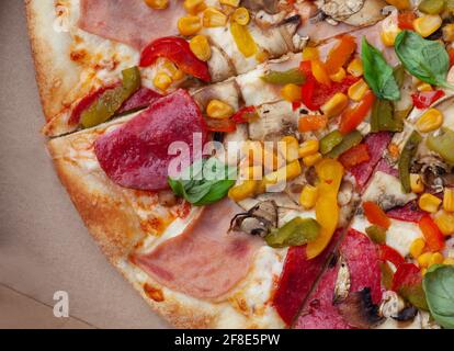 Pizza, vue rapprochée - vue de dessus. Couleurs agréables Banque D'Images