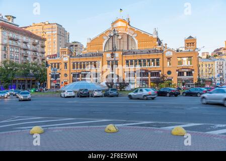 KIEV, UKRAINE, 29 AOÛT 2019 : vue au coucher du soleil sur le marché de Bessarabska à Kiev, Ukraine Banque D'Images