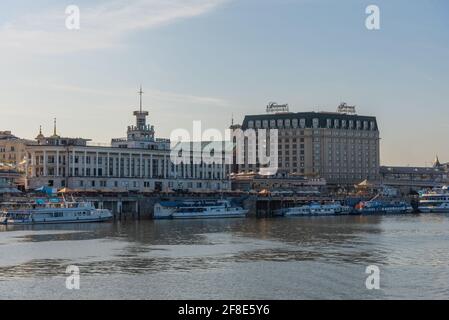 KIEV, UKRAINE, 29 AOÛT 2019: Le bord du Dnieper à Kiev vu d'un croiseur touristique, Ukraine Banque D'Images