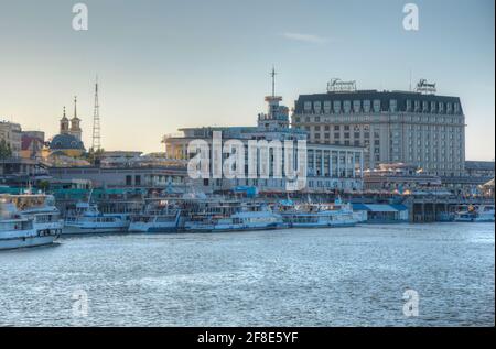 KIEV, UKRAINE, 29 AOÛT 2019: Le bord du Dnieper à Kiev vu d'un croiseur touristique, Ukraine Banque D'Images