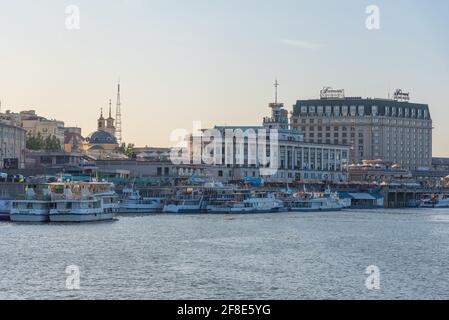 KIEV, UKRAINE, 29 AOÛT 2019: Le bord du Dnieper à Kiev vu d'un croiseur touristique, Ukraine Banque D'Images