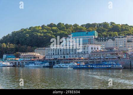KIEV, UKRAINE, 29 AOÛT 2019: Le bord du Dnieper à Kiev vu d'un croiseur touristique, Ukraine Banque D'Images