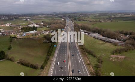 Vue aérienne de la M62 en direction de Leeds, West Yorkshire, Royaume-Uni Banque D'Images