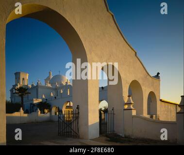 Tohono O'odham Indian Reservation AZ / MAY Last light réchauffe le mur de l'arche à l'arrière de la mission San Xavier del bac. Banque D'Images