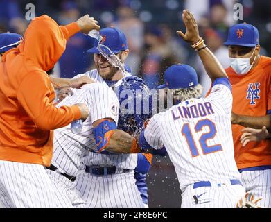 Queens, États-Unis. 13 avril 2021. Les mets de New York Jonathan Villar fête avec Pete Alonso et Francisco Lindor après qu'il a frappé une promenade de RBI single au bas du 8e repas dans le jeu un d'un double en-tête raccourci à sept gains contre les Phillies de Philadelphie à Citi Field le mardi 13 avril, 2021 à New York. Les mets ont battu les Phillies 4-3 en gains supplémentaires. Photo de John Angelillo/UPI crédit: UPI/Alay Live News Banque D'Images