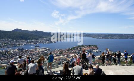 BERGEN, NORVÈGE - 23 juillet 2020 : beaucoup de touristes admirent la vue sur le port de Bergen depuis le sommet d'une colline voisine, Floyen, pendant un été ensoleillé Banque D'Images