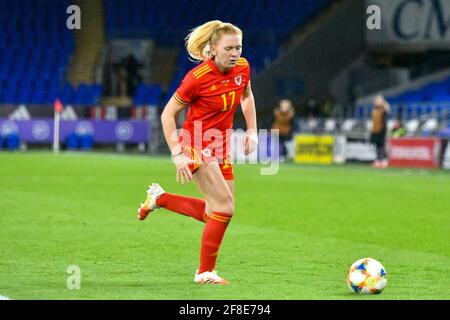 Cardiff, pays de Galles. 13 avril 2021. CERI Holland of Wales les femmes en action lors du match amical entre le pays de Galles et le Danemark au Cardiff City Stadium à Cardiff, pays de Galles, Royaume-Uni, le 13 avril 2021. Crédit : Duncan Thomas/Majestic Media/Alay Live News. Banque D'Images