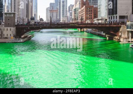 Image panoramique d'un fleuve et d'un Skyline de couleur verte de Chicago. Banque D'Images