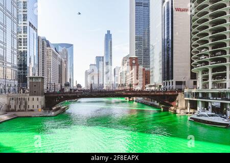 Image panoramique d'un fleuve et d'un Skyline de couleur verte de Chicago. Banque D'Images