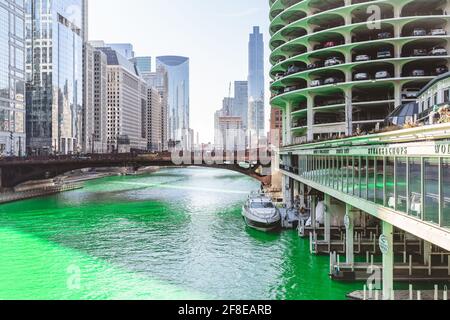 Image panoramique d'un fleuve et d'un Skyline de couleur verte de Chicago. Banque D'Images