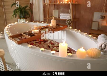 Intérieur de la salle de bains moderne avec bougies en soirée Banque D'Images