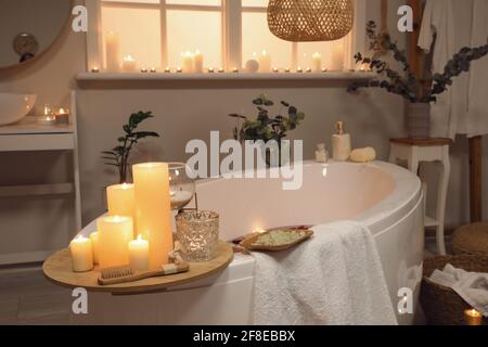 Intérieur de la salle de bains moderne avec bougies en soirée Banque D'Images