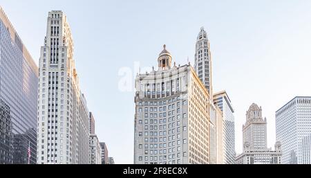 Chicago, Illinois - 13 mars 2021 : vue d'ensemble du centre-ville de Chicago pendant la journée. Banque D'Images