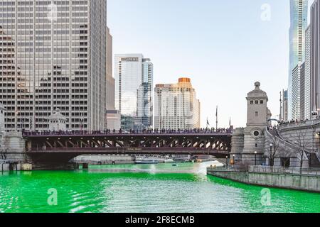 Image panoramique d'un fleuve et d'un Skyline de couleur verte de Chicago. Banque D'Images