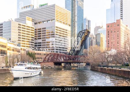 Chicago, Illinois - 13 mars 2021 : image panoramique du pont de Kinzie Street pris du fleuve Chicago avec le Chicago Skyline. Banque D'Images